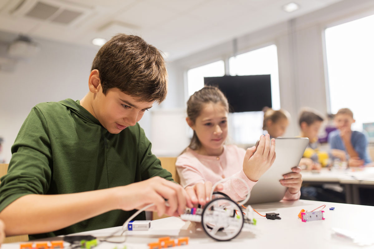 Children experimenting with innovative technology